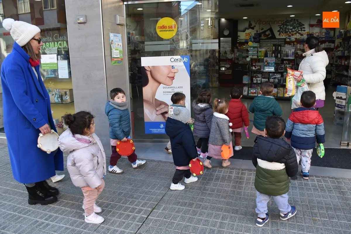 Foto 5 - Los mayores de la Escuela Infantil salen a cantar el pujo por su barrio