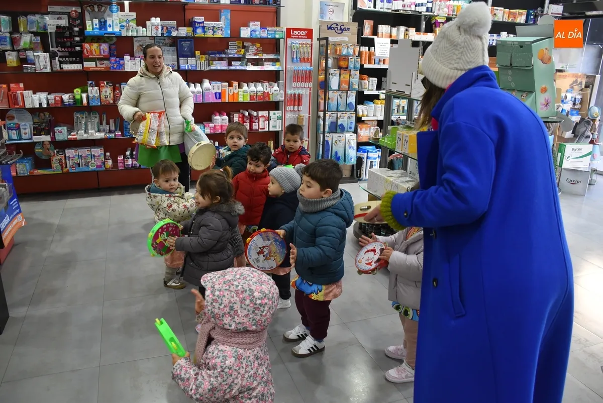 Foto 6 - Los mayores de la Escuela Infantil salen a cantar el pujo por su barrio
