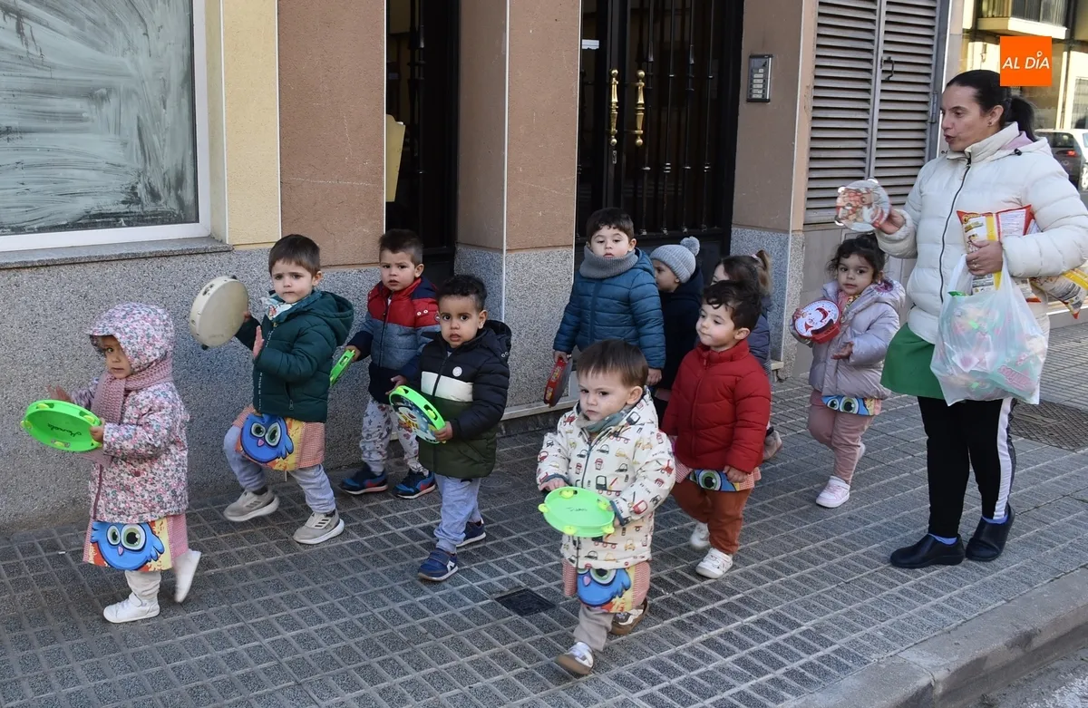 Foto 7 - Los mayores de la Escuela Infantil salen a cantar el pujo por su barrio