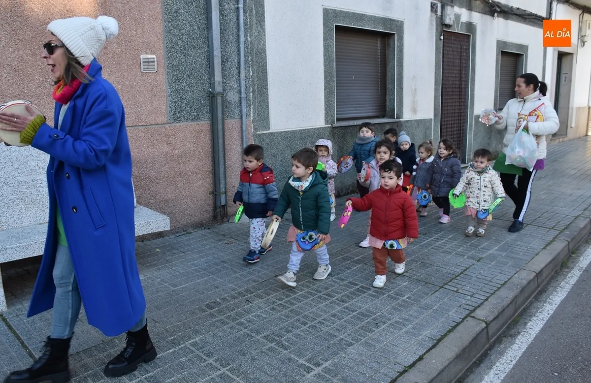 Foto 8 - Los mayores de la Escuela Infantil salen a cantar el pujo por su barrio
