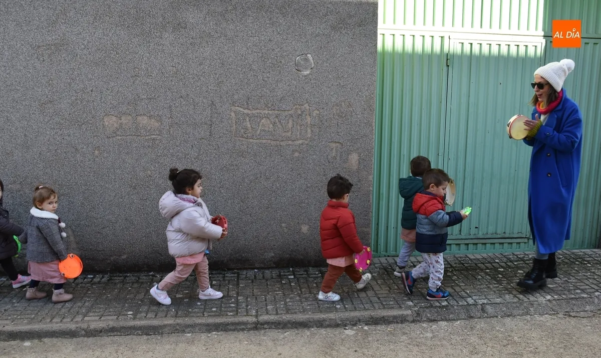 Foto 9 - Los mayores de la Escuela Infantil salen a cantar el pujo por su barrio