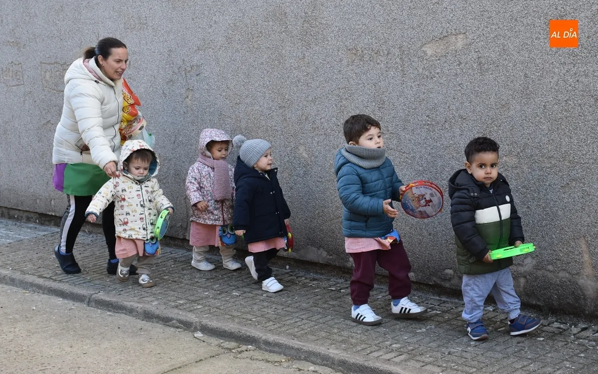 Foto 10 - Los mayores de la Escuela Infantil salen a cantar el pujo por su barrio