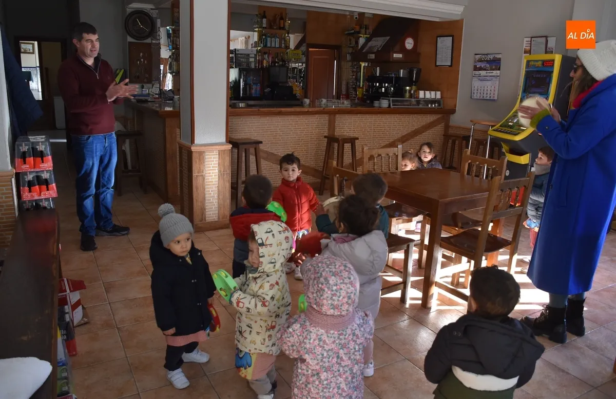 Foto 11 - Los mayores de la Escuela Infantil salen a cantar el pujo por su barrio