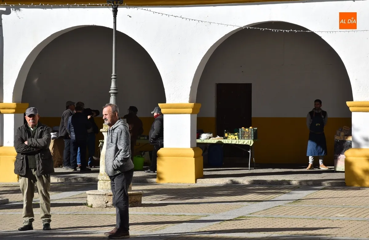 Foto 2 - El Mercado de los Martes brinda en una soleada ma&ntilde;ana las &uacute;ltimas viandas para la cena de Nochebuena