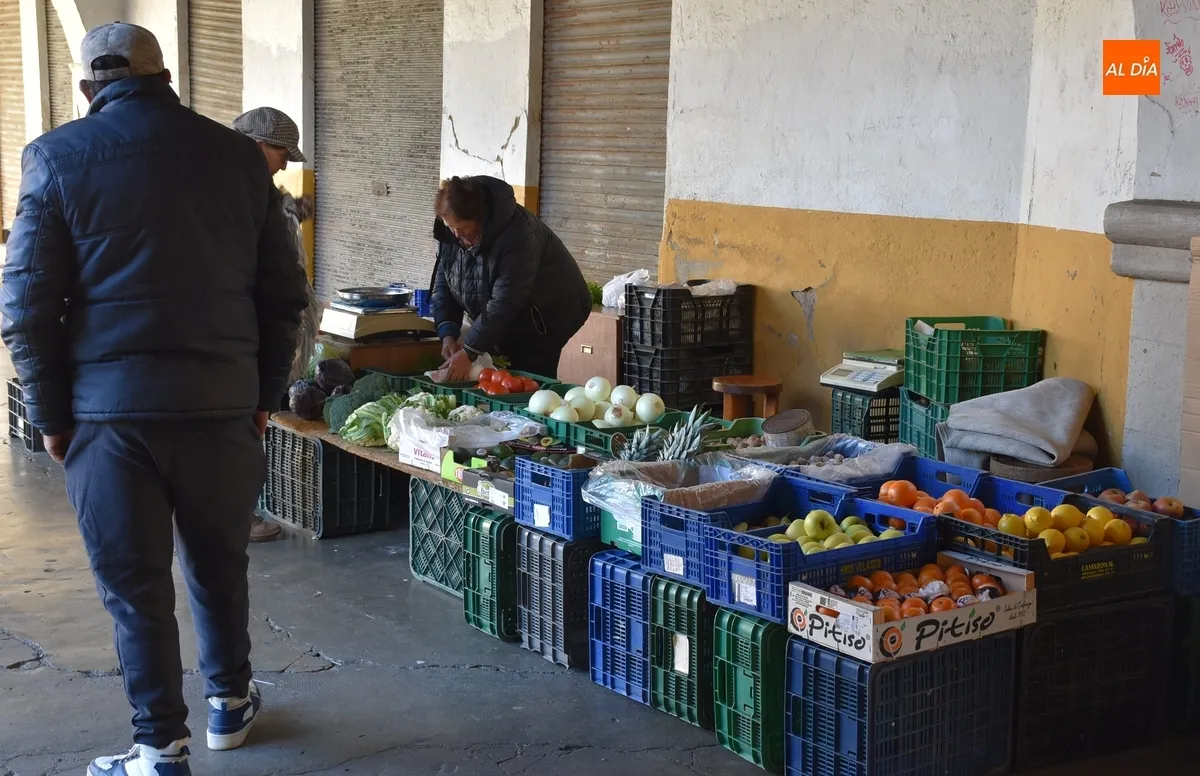 Foto 3 - El Mercado de los Martes brinda en una soleada ma&ntilde;ana las &uacute;ltimas viandas para la cena de Nochebuena