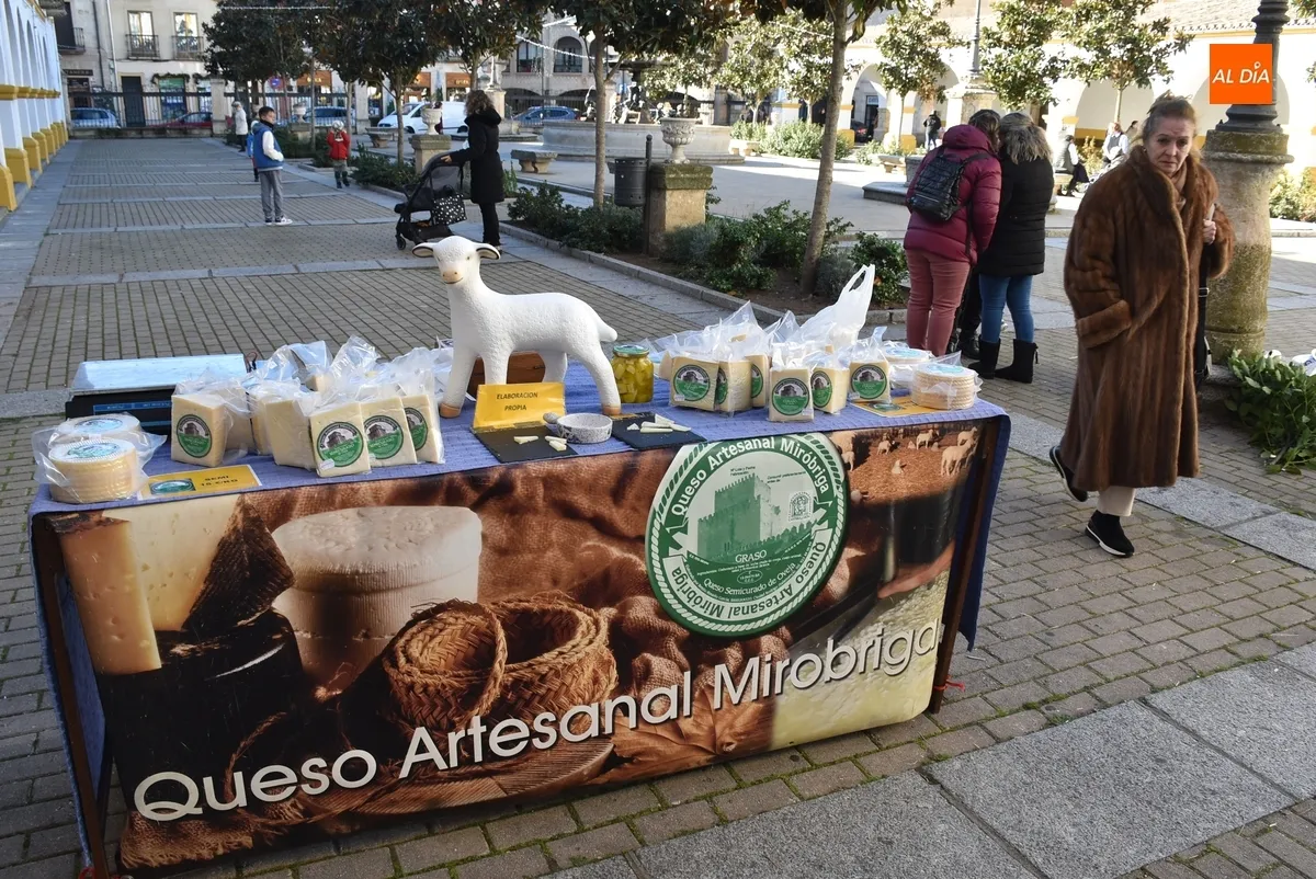 Foto 4 - El Mercado de los Martes brinda en una soleada ma&ntilde;ana las &uacute;ltimas viandas para la cena de Nochebuena