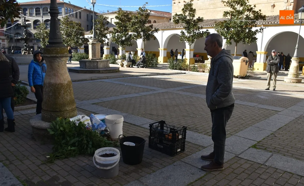 Foto 5 - El Mercado de los Martes brinda en una soleada ma&ntilde;ana las &uacute;ltimas viandas para la cena de Nochebuena