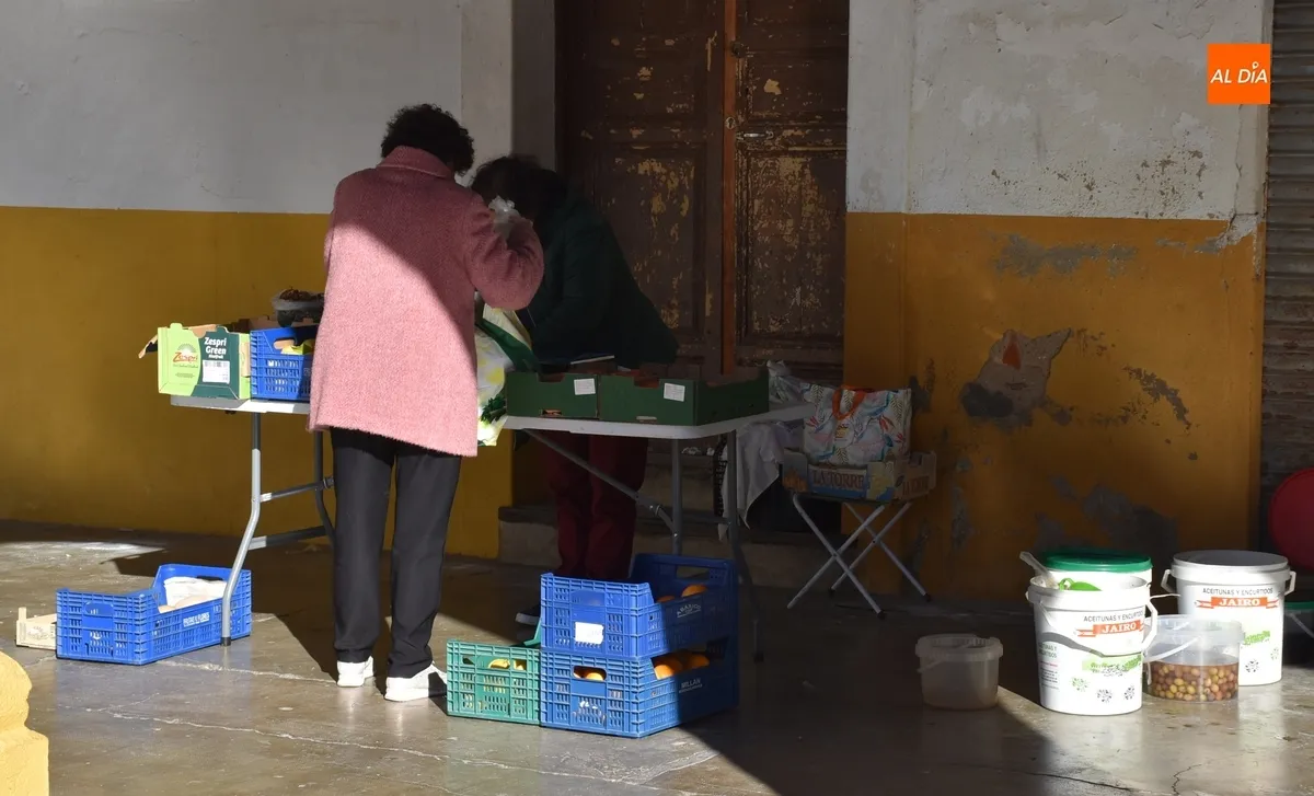 Foto 6 - El Mercado de los Martes brinda en una soleada ma&ntilde;ana las &uacute;ltimas viandas para la cena de Nochebuena