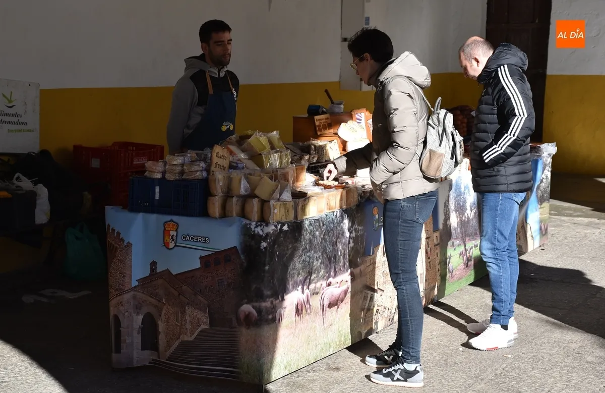 Foto 7 - El Mercado de los Martes brinda en una soleada ma&ntilde;ana las &uacute;ltimas viandas para la cena de Nochebuena