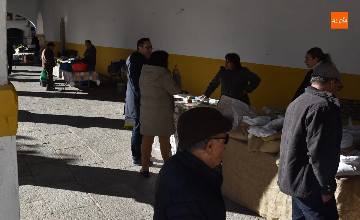 Foto 8 - El Mercado de los Martes brinda en una soleada ma&ntilde;ana las &uacute;ltimas viandas para la cena de Nochebuena