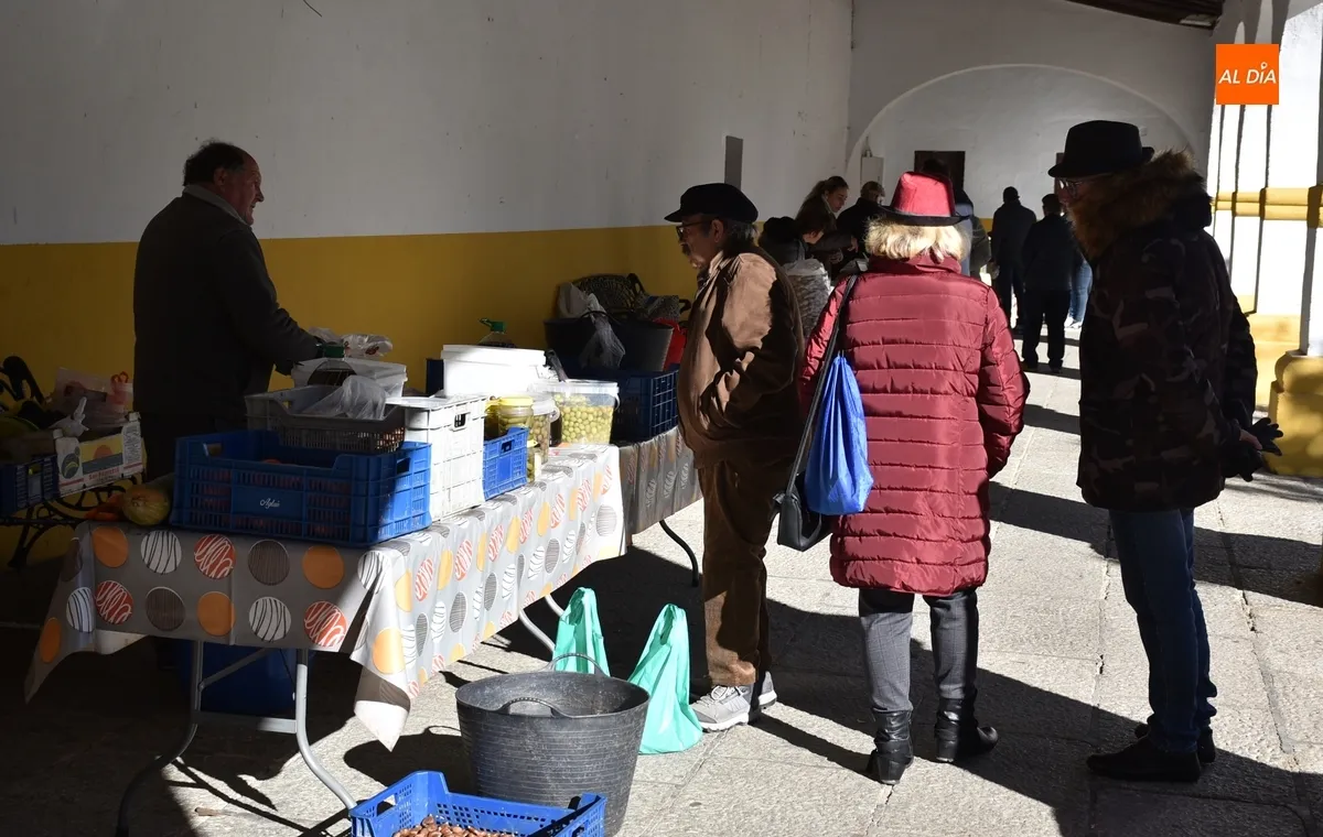 Foto 9 - El Mercado de los Martes brinda en una soleada ma&ntilde;ana las &uacute;ltimas viandas para la cena de Nochebuena