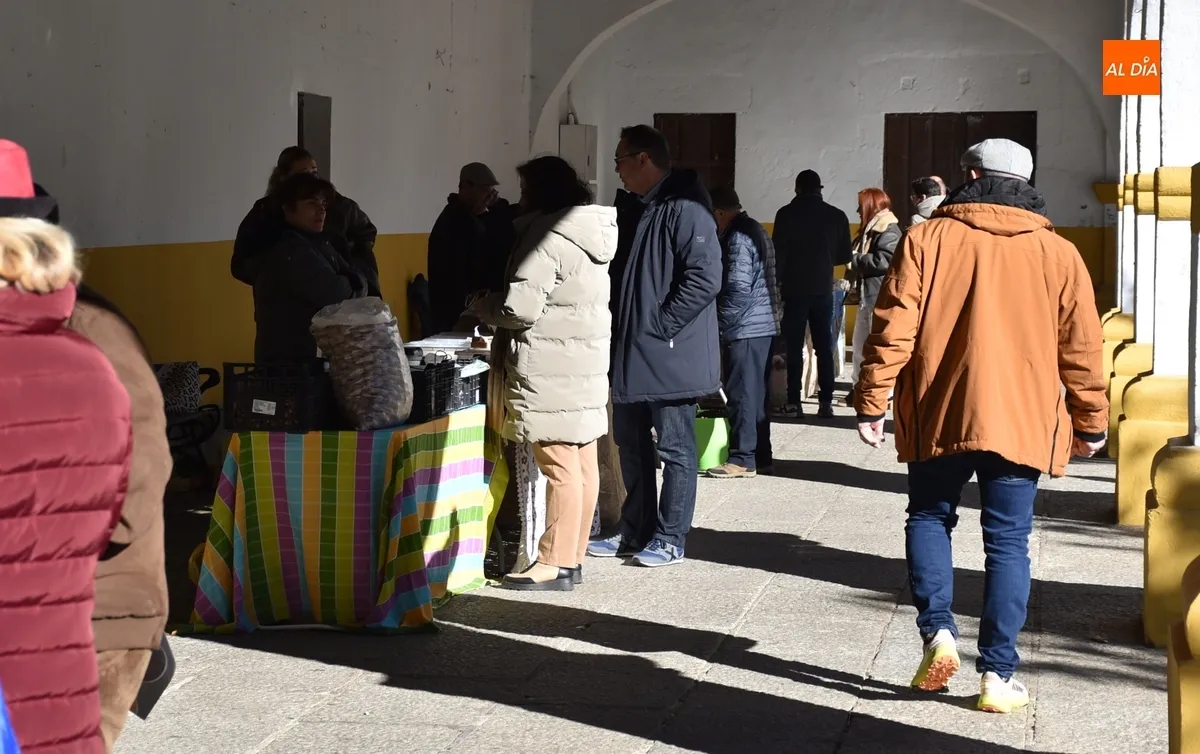 Foto 10 - El Mercado de los Martes brinda en una soleada ma&ntilde;ana las &uacute;ltimas viandas para la cena de Nochebuena