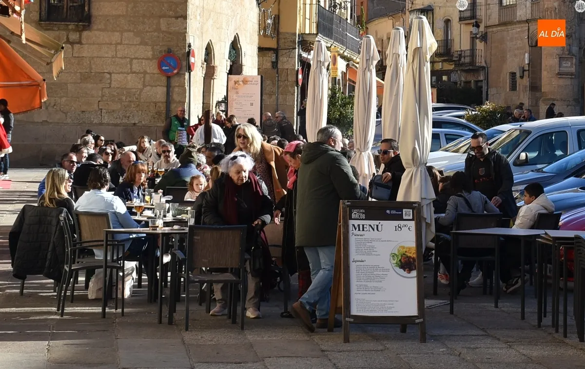 Foto 11 - El Mercado de los Martes brinda en una soleada ma&ntilde;ana las &uacute;ltimas viandas para la cena de Nochebuena