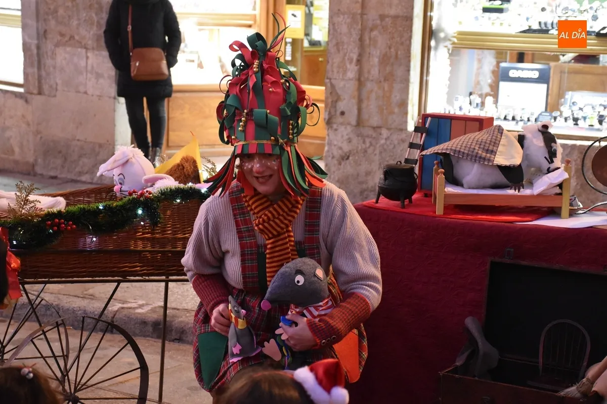 Foto 2 - Un cuentacuentos anima la tarde de Nochebuena en la Plaza Mayor