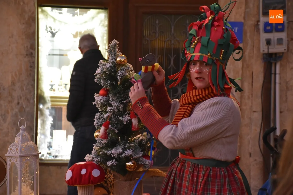 Foto 4 - Un cuentacuentos anima la tarde de Nochebuena en la Plaza Mayor