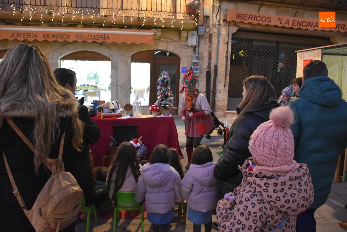 Foto 5 - Un cuentacuentos anima la tarde de Nochebuena en la Plaza Mayor
