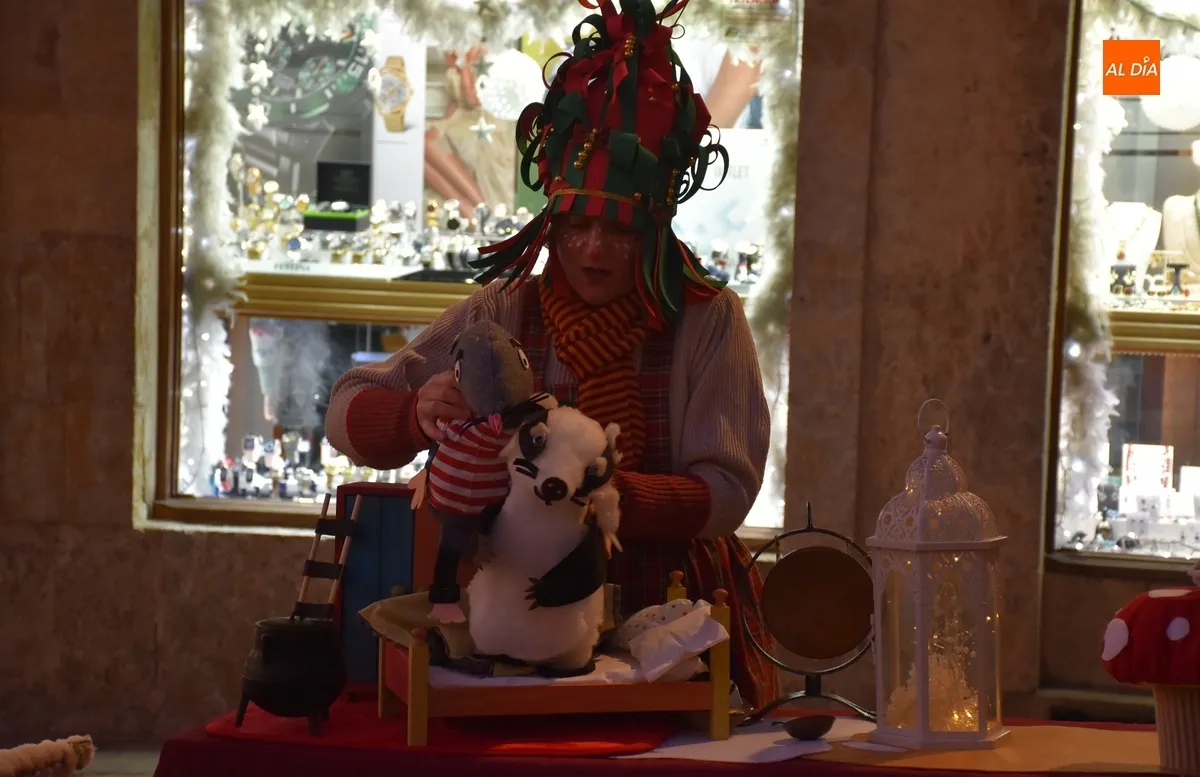 Foto 6 - Un cuentacuentos anima la tarde de Nochebuena en la Plaza Mayor