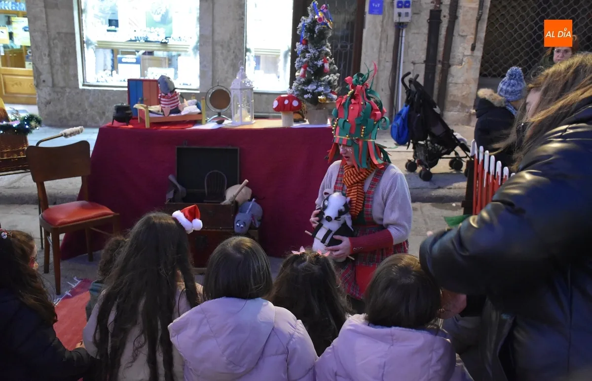 Foto 7 - Un cuentacuentos anima la tarde de Nochebuena en la Plaza Mayor
