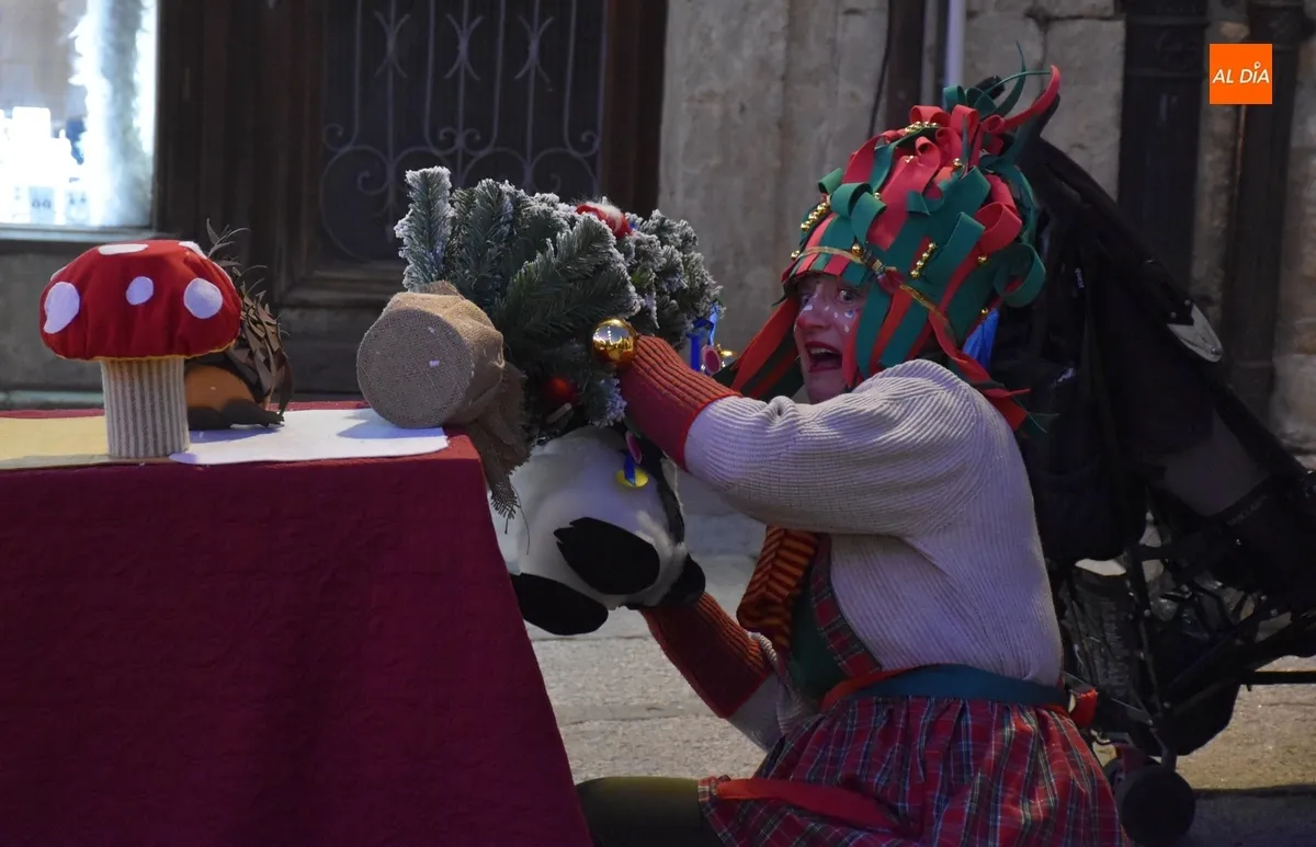 Foto 8 - Un cuentacuentos anima la tarde de Nochebuena en la Plaza Mayor