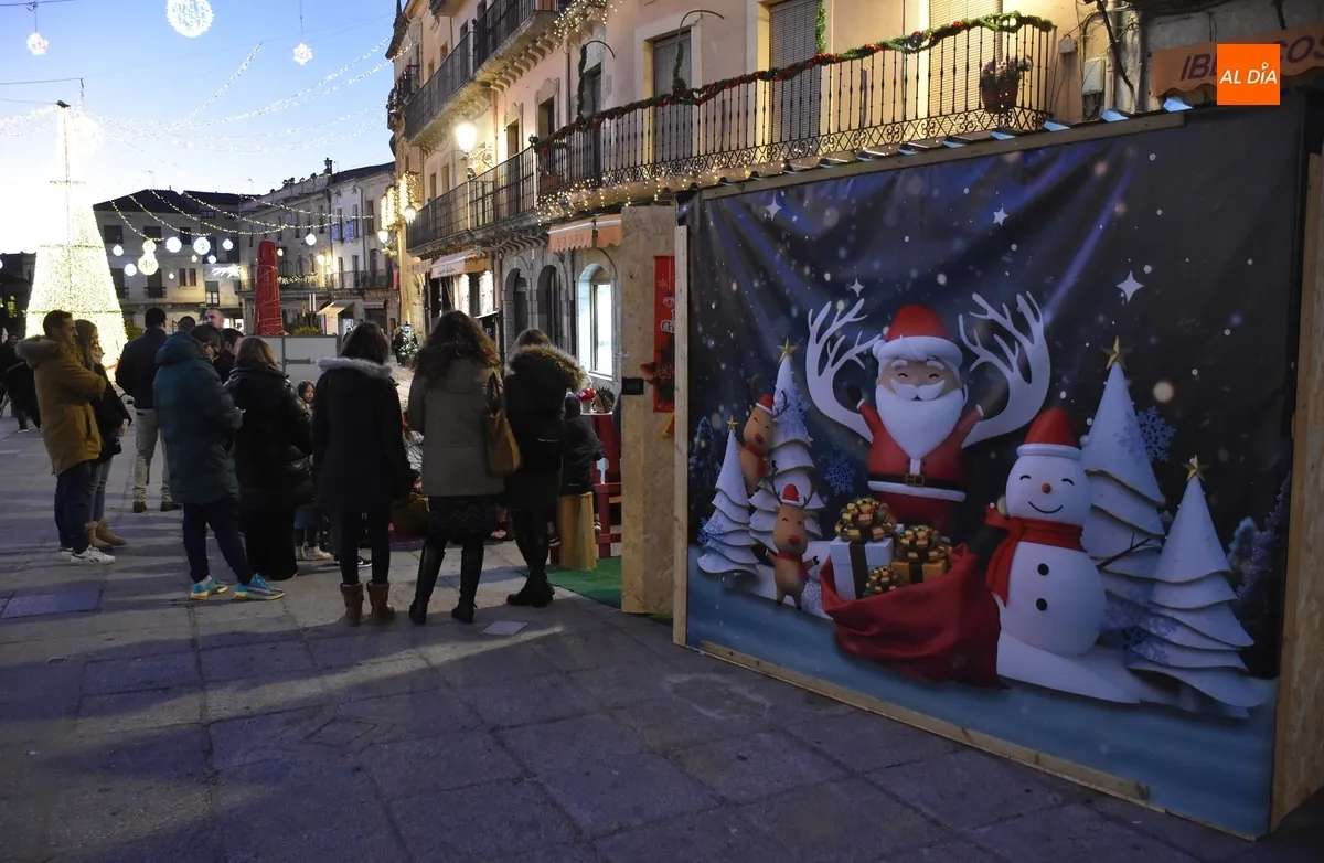 Foto 9 - Un cuentacuentos anima la tarde de Nochebuena en la Plaza Mayor
