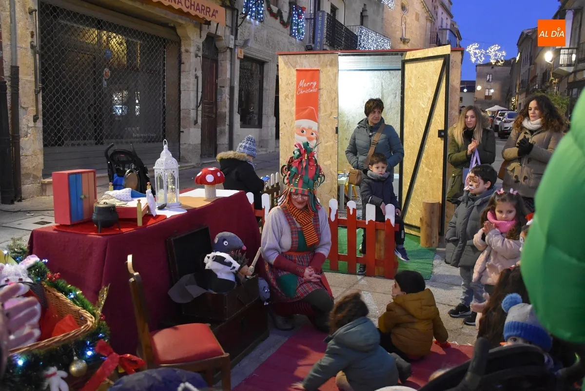 Foto 10 - Un cuentacuentos anima la tarde de Nochebuena en la Plaza Mayor