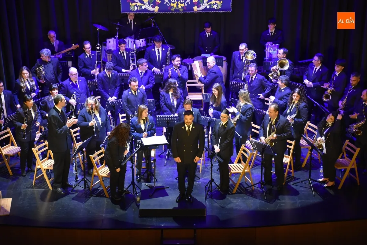 Foto 10 - La Banda de M&uacute;sica pone el broche con su esp&iacute;ritu navide&ntilde;o al 2024 del Teatro Nuevo