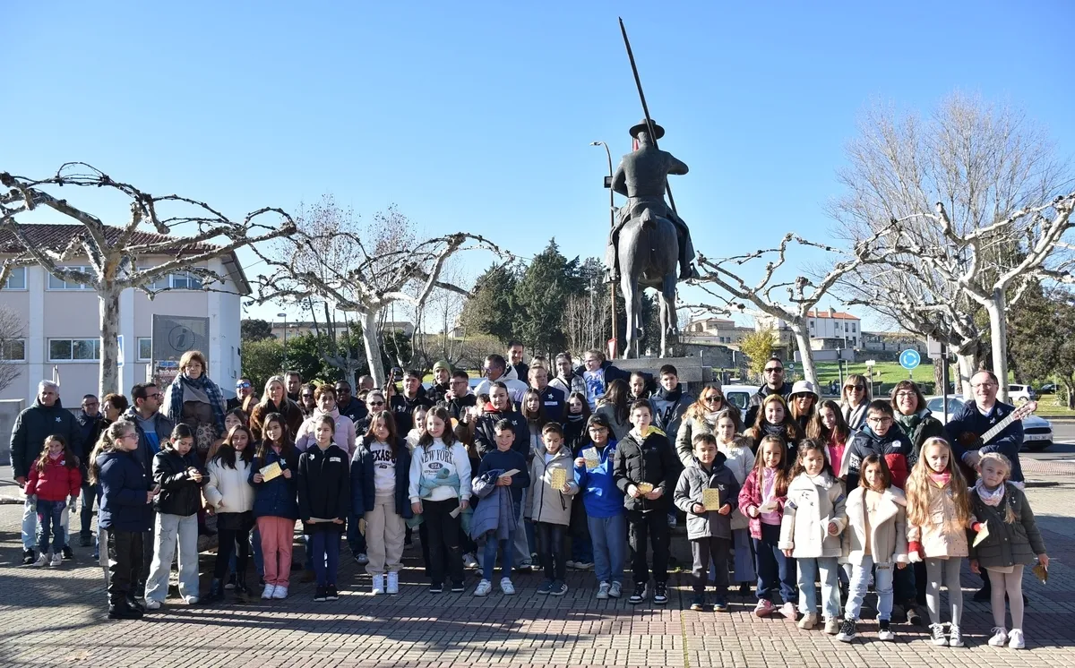 Foto 2 - Ni&ntilde;os y j&oacute;venes llenan las calles mirobrigenses de estrellas felicitando la Navidad