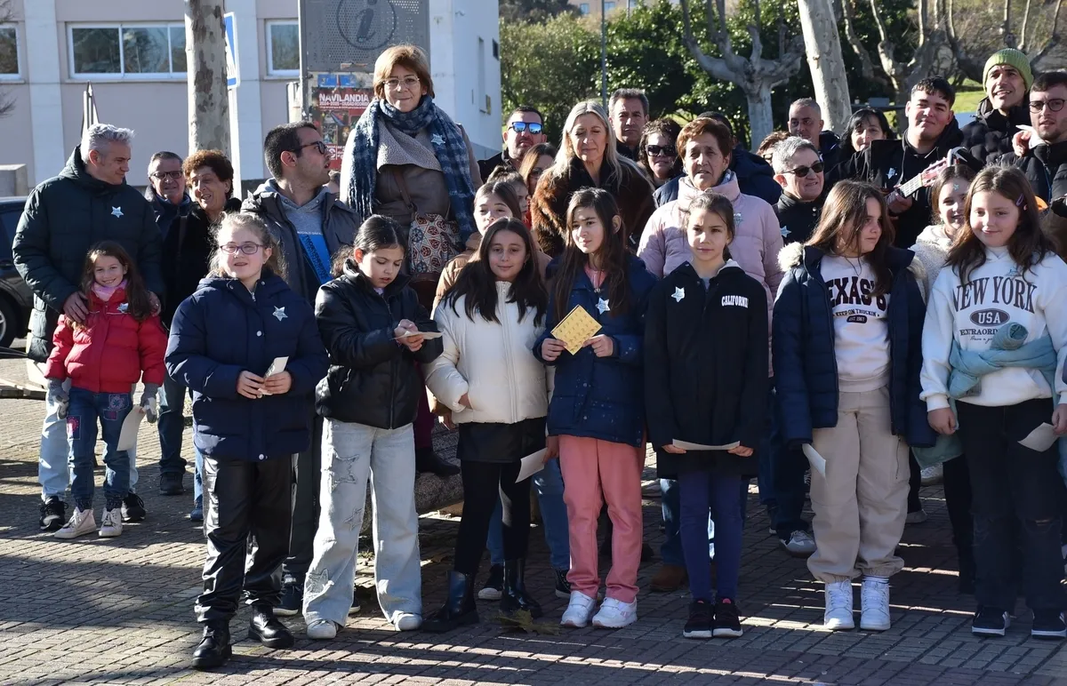 Foto 3 - Ni&ntilde;os y j&oacute;venes llenan las calles mirobrigenses de estrellas felicitando la Navidad