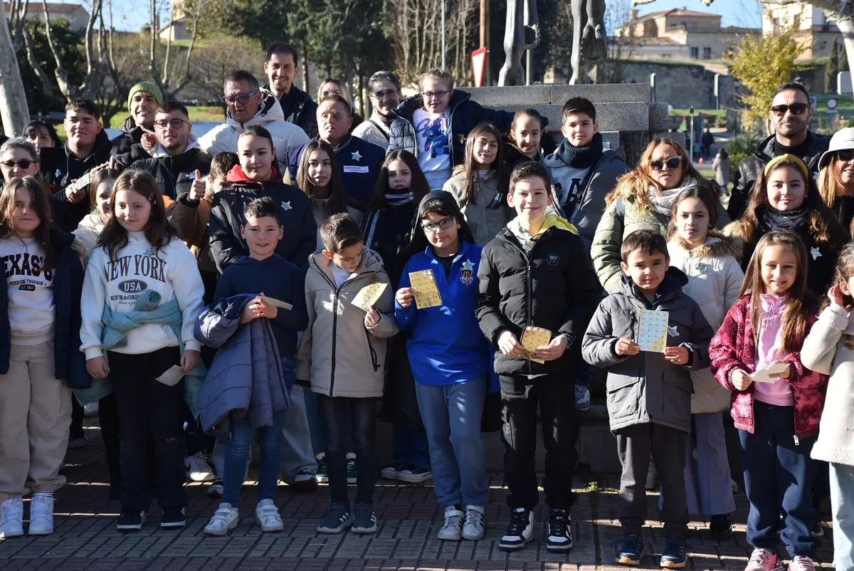 Foto 4 - Ni&ntilde;os y j&oacute;venes llenan las calles mirobrigenses de estrellas felicitando la Navidad
