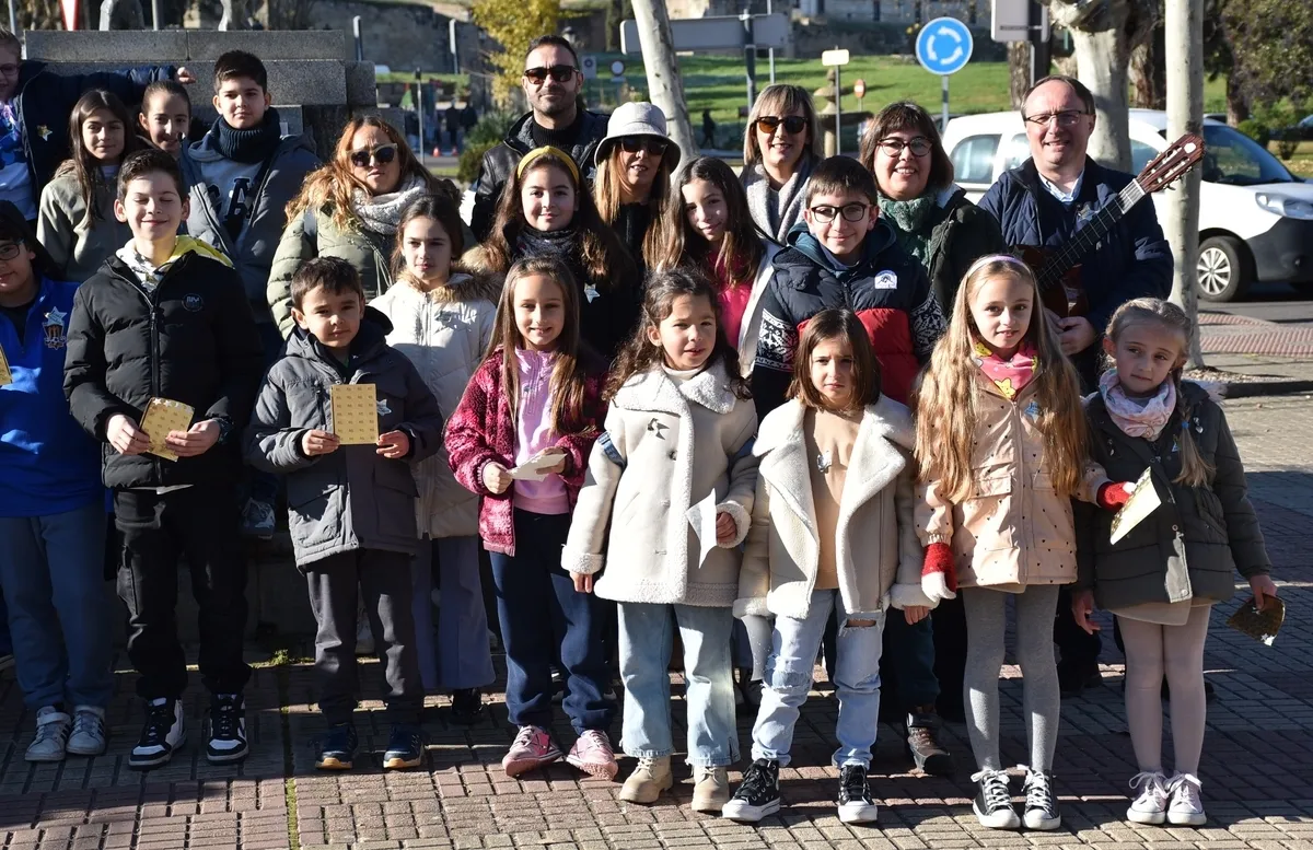 Foto 5 - Ni&ntilde;os y j&oacute;venes llenan las calles mirobrigenses de estrellas felicitando la Navidad
