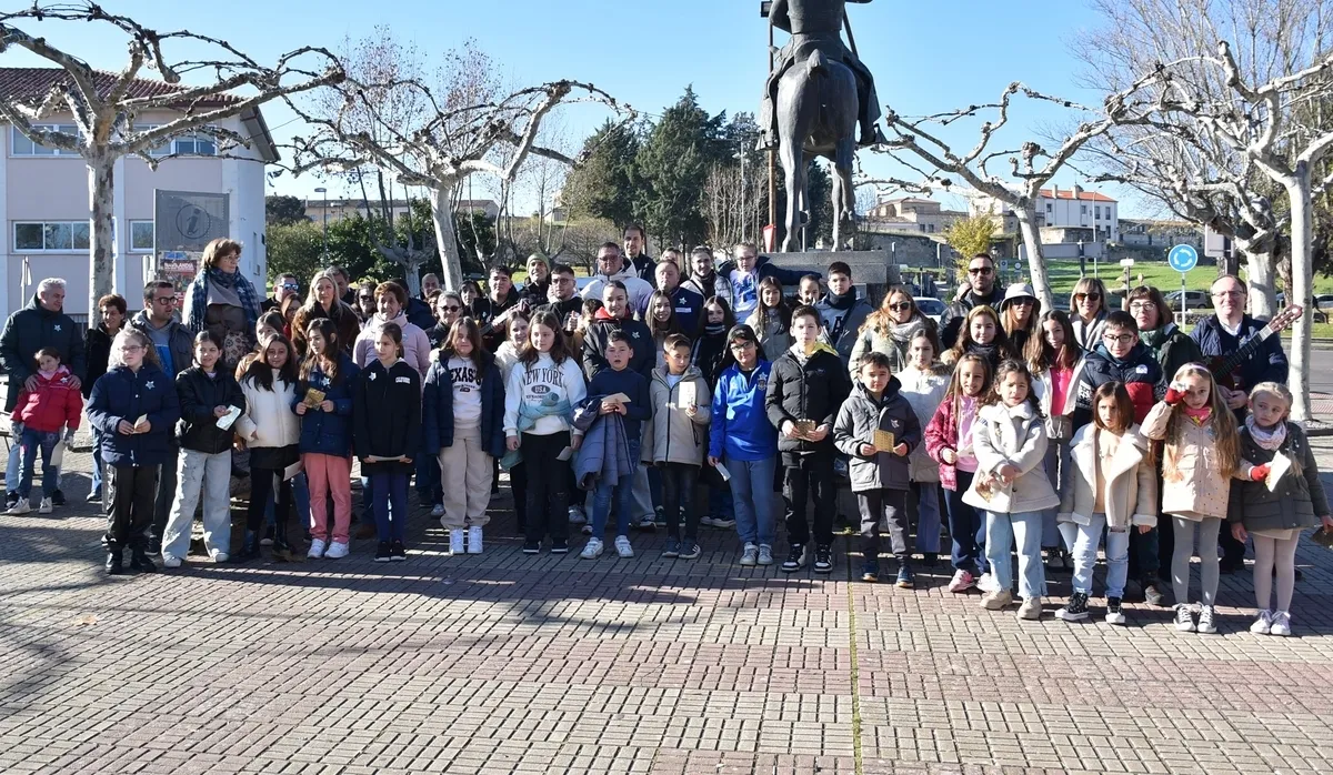 Foto 6 - Ni&ntilde;os y j&oacute;venes llenan las calles mirobrigenses de estrellas felicitando la Navidad