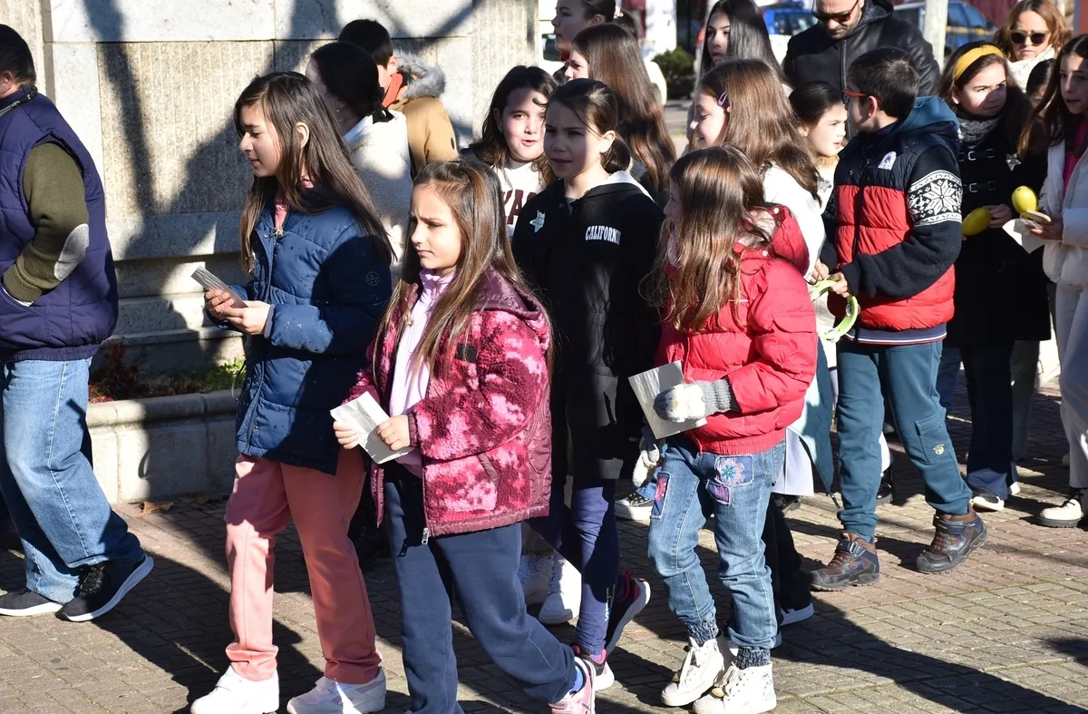 Foto 7 - Ni&ntilde;os y j&oacute;venes llenan las calles mirobrigenses de estrellas felicitando la Navidad