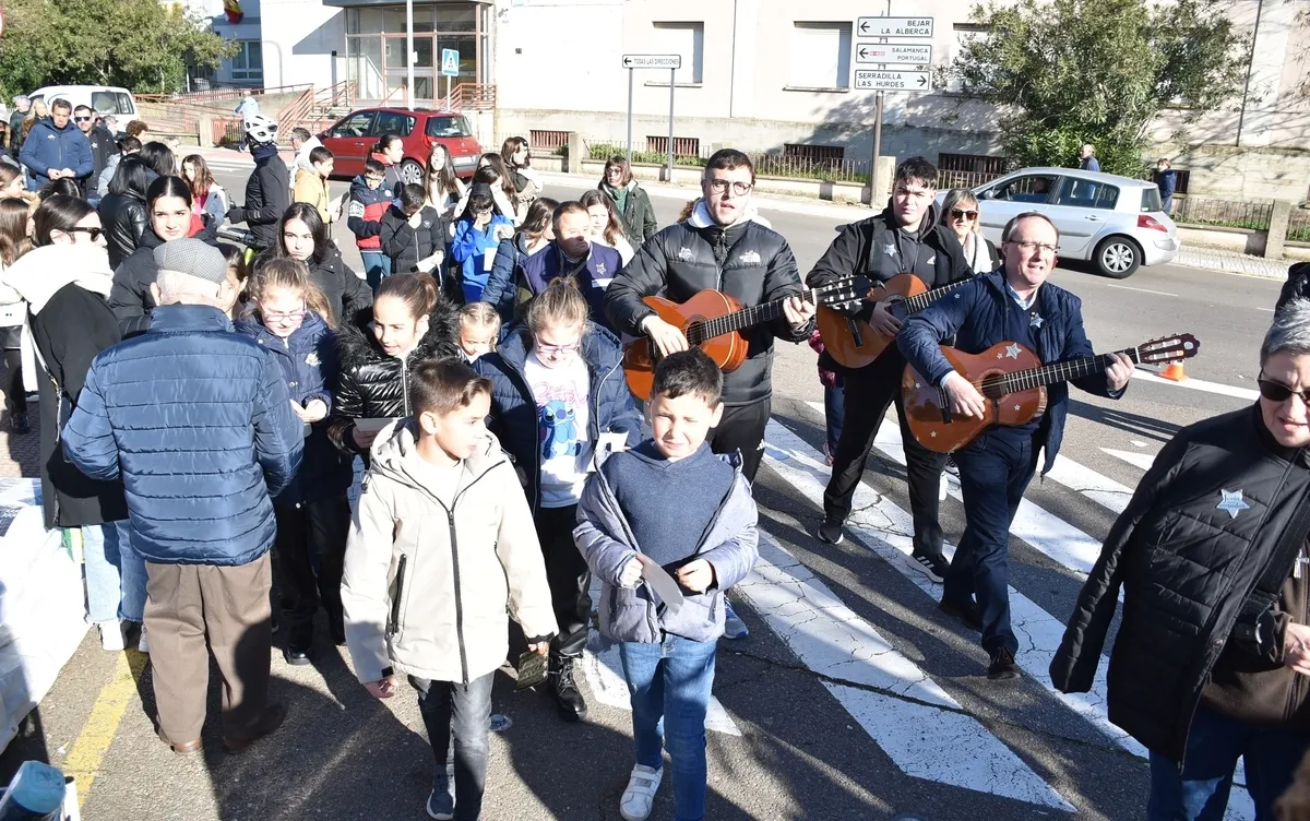 Foto 8 - Ni&ntilde;os y j&oacute;venes llenan las calles mirobrigenses de estrellas felicitando la Navidad