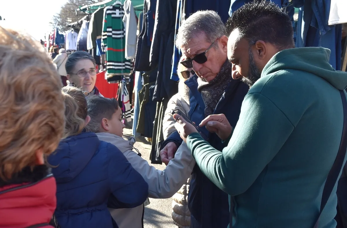 Foto 9 - Ni&ntilde;os y j&oacute;venes llenan las calles mirobrigenses de estrellas felicitando la Navidad