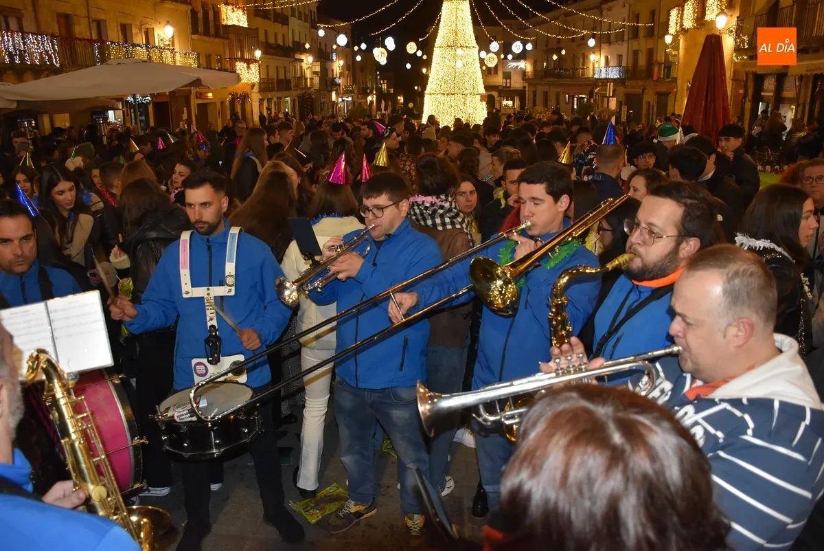 Foto 5 - Ciudad Rodrigo da la bienvenida por anticipado al 2025 en una extensa, musical y fr&iacute;a velada