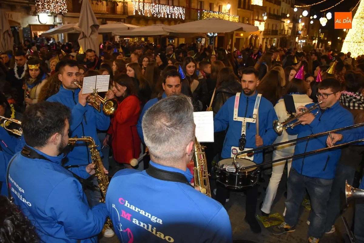 Foto 6 - Ciudad Rodrigo da la bienvenida por anticipado al 2025 en una extensa, musical y fr&iacute;a velada