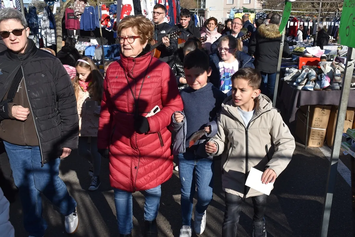 Foto 11 - Ni&ntilde;os y j&oacute;venes llenan las calles mirobrigenses de estrellas felicitando la Navidad