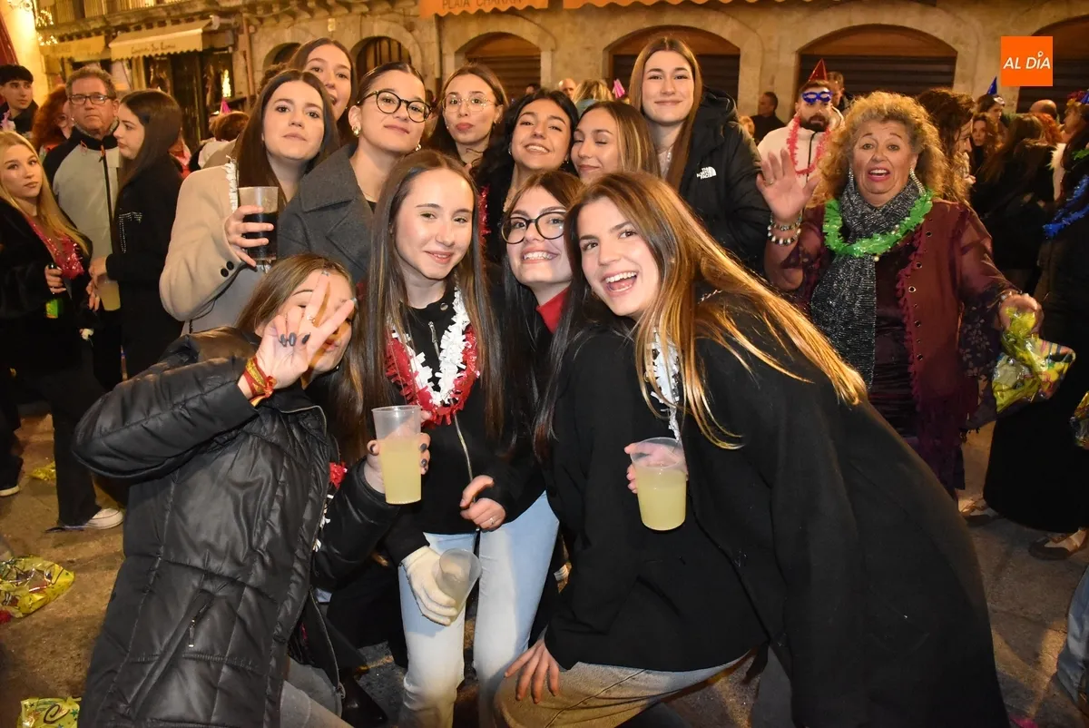 Foto 7 - Ciudad Rodrigo da la bienvenida por anticipado al 2025 en una extensa, musical y fr&iacute;a velada