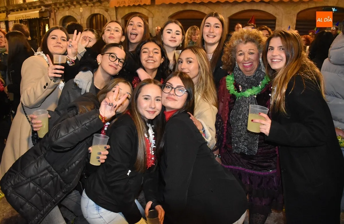 Foto 8 - Ciudad Rodrigo da la bienvenida por anticipado al 2025 en una extensa, musical y fr&iacute;a velada