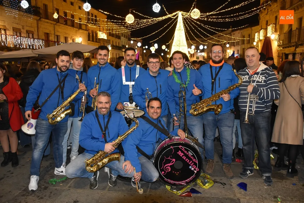 Foto 9 - Ciudad Rodrigo da la bienvenida por anticipado al 2025 en una extensa, musical y fr&iacute;a velada