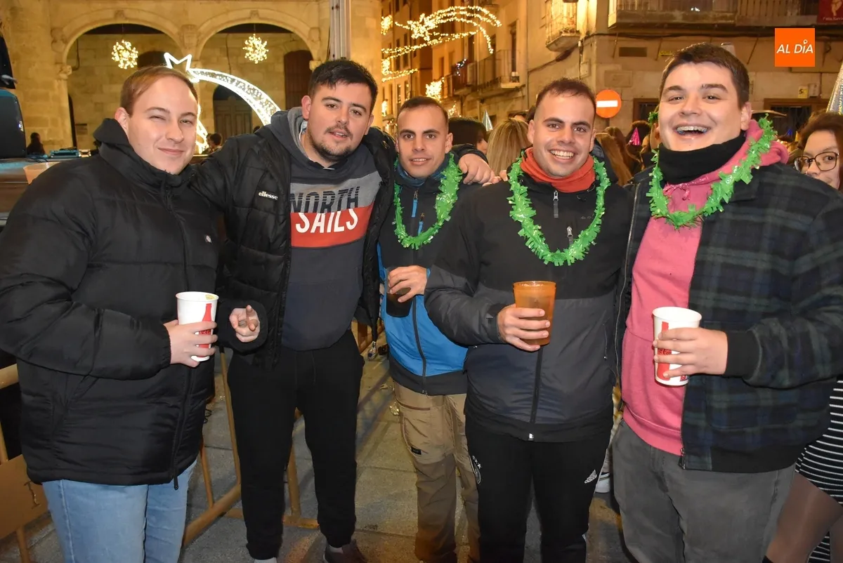 Foto 10 - Ciudad Rodrigo da la bienvenida por anticipado al 2025 en una extensa, musical y fr&iacute;a velada