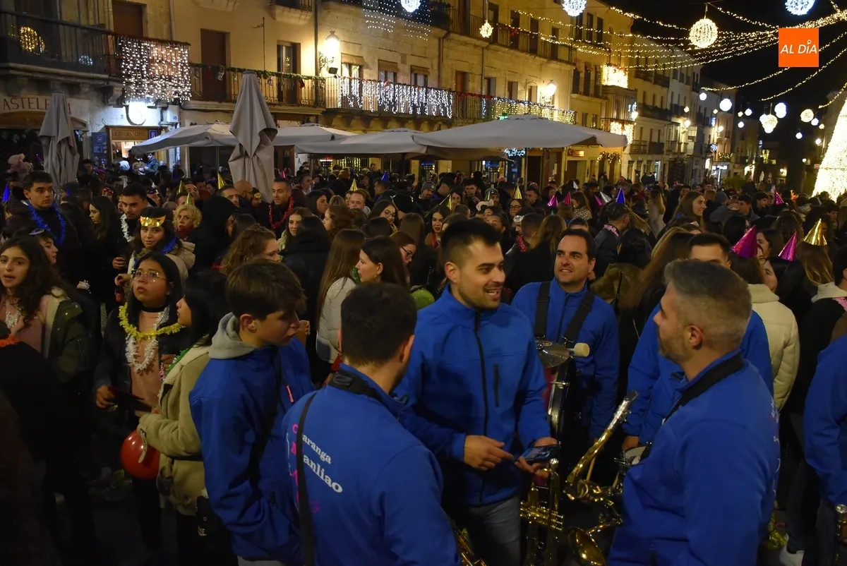 Foto 11 - Ciudad Rodrigo da la bienvenida por anticipado al 2025 en una extensa, musical y fr&iacute;a velada