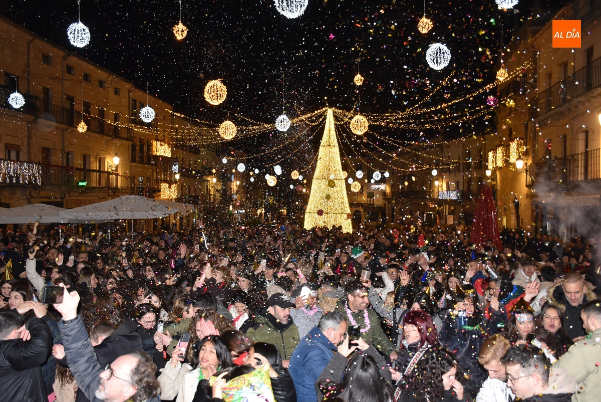 Ciudad Rodrigo da la bienvenida por anticipado al 2025 en una extensa, musical y fría velada