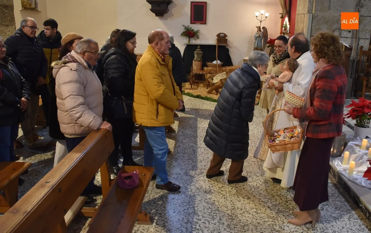 Foto 5 - Tello regala a la Parroquia de San Andr&eacute;s un cuadro de su creaci&oacute;n