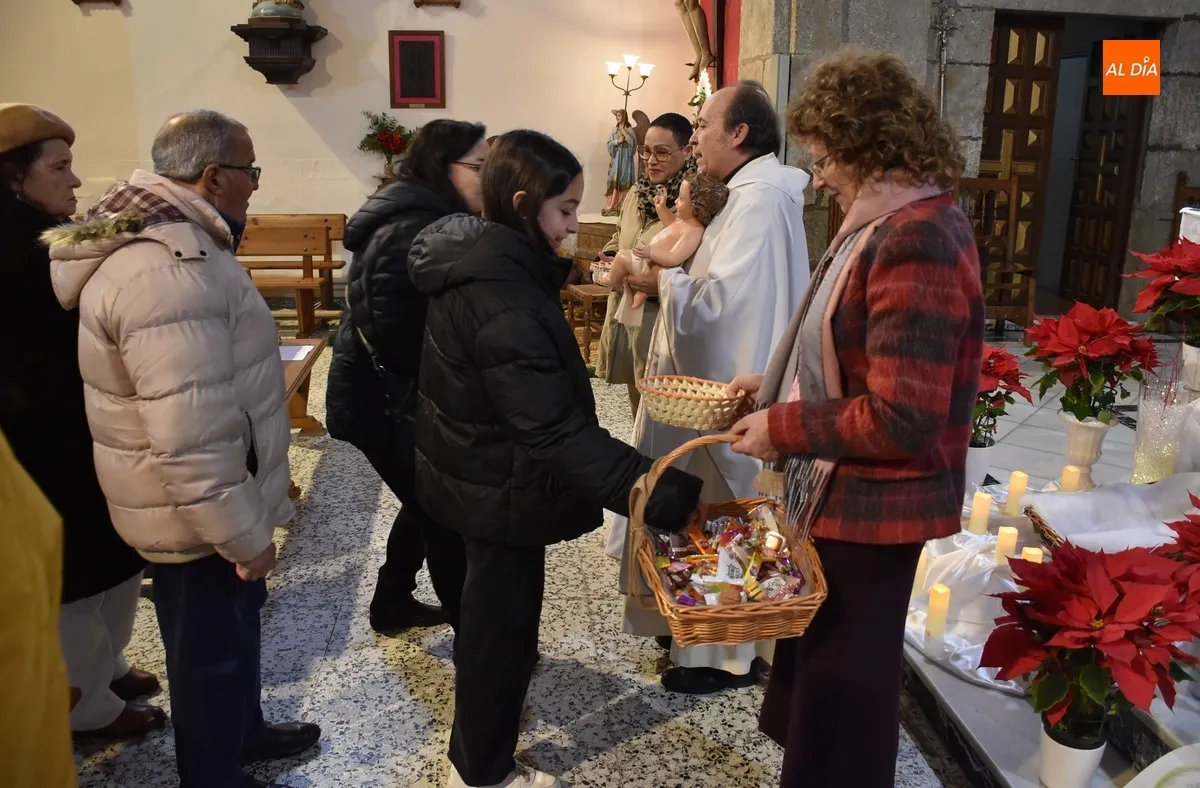 Foto 6 - Tello regala a la Parroquia de San Andr&eacute;s un cuadro de su creaci&oacute;n