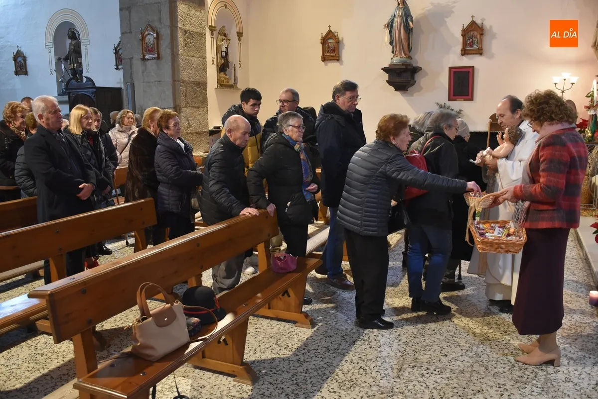 Foto 9 - Tello regala a la Parroquia de San Andr&eacute;s un cuadro de su creaci&oacute;n