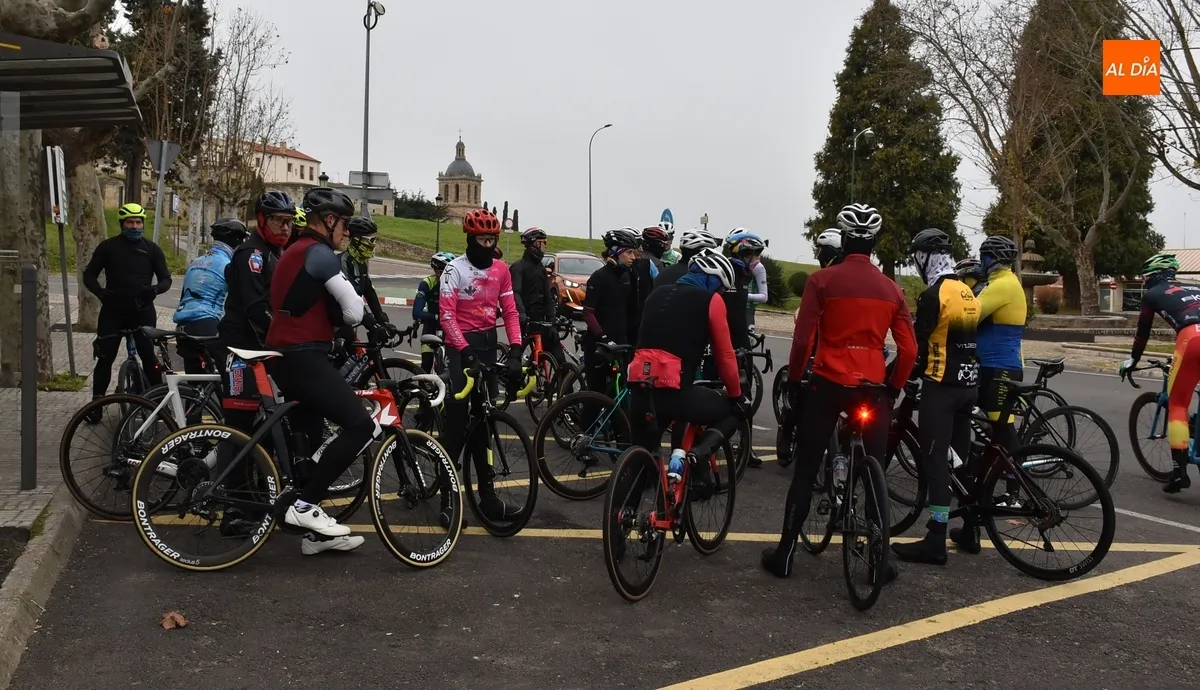 Foto 2 - Una treintena de ciclistas disfrutan juntos de la &uacute;ltima gran ruta del 2024
