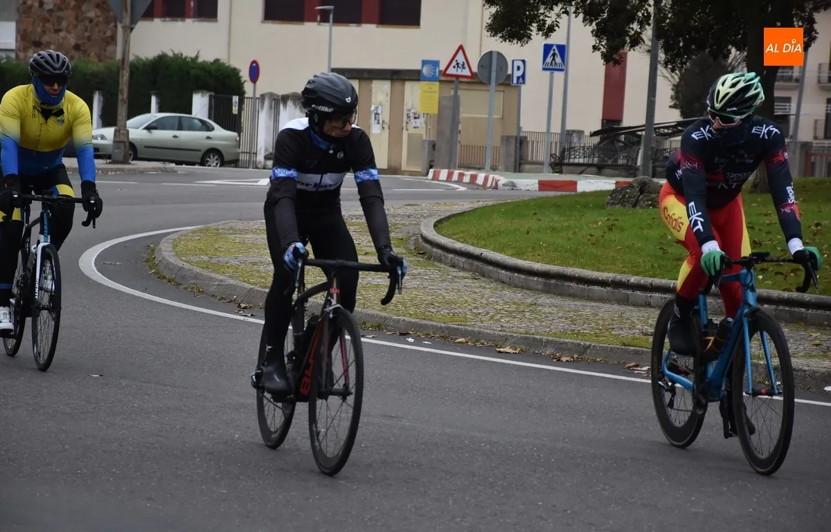 Foto 3 - Una treintena de ciclistas disfrutan juntos de la &uacute;ltima gran ruta del 2024