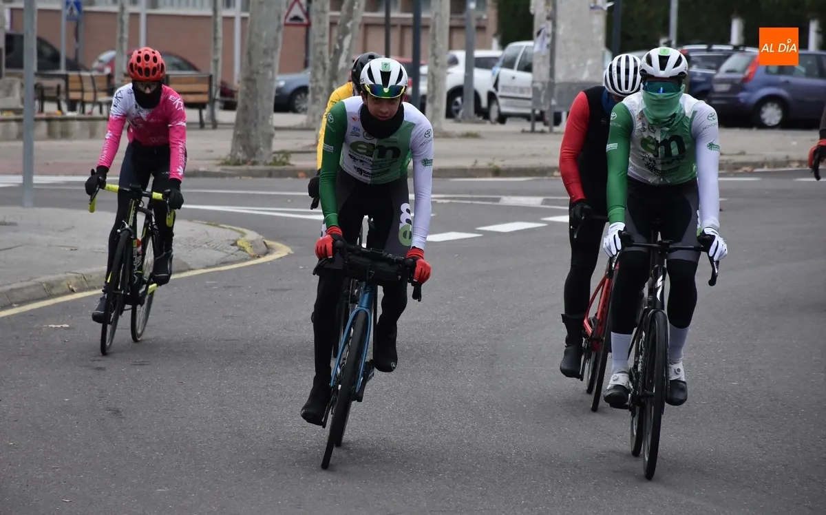 Foto 5 - Una treintena de ciclistas disfrutan juntos de la &uacute;ltima gran ruta del 2024