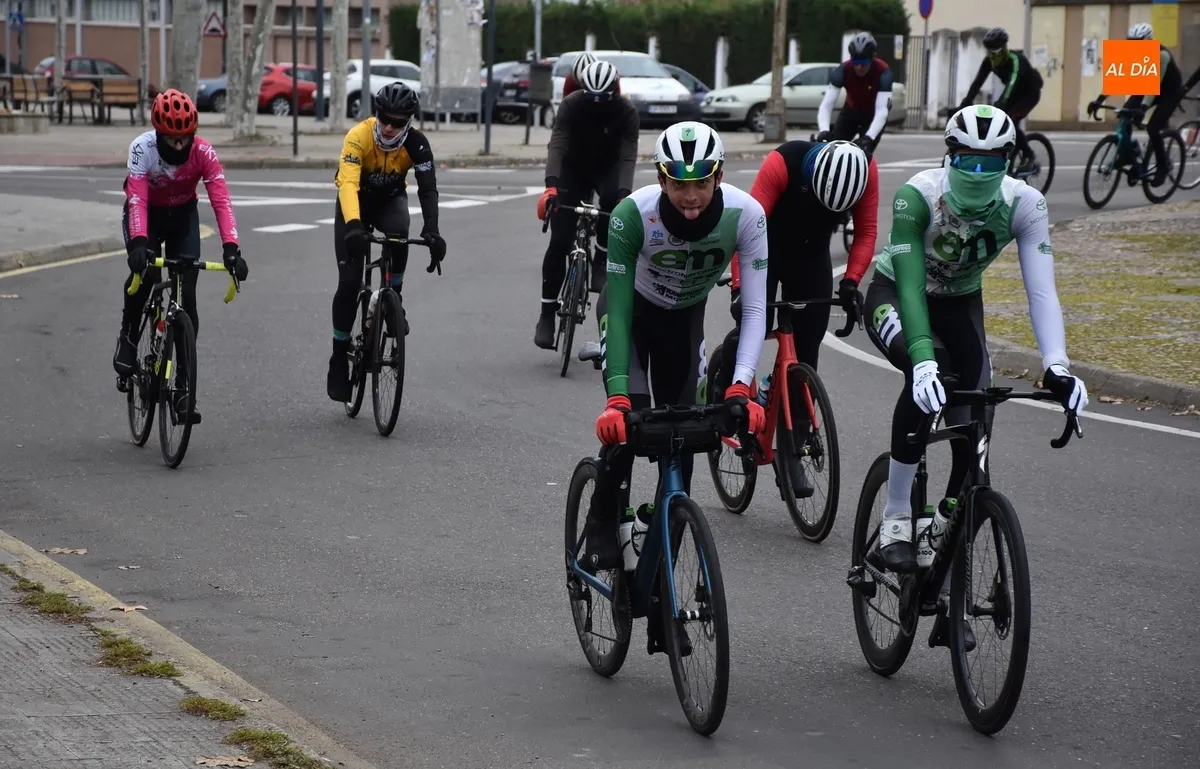 Foto 6 - Una treintena de ciclistas disfrutan juntos de la &uacute;ltima gran ruta del 2024